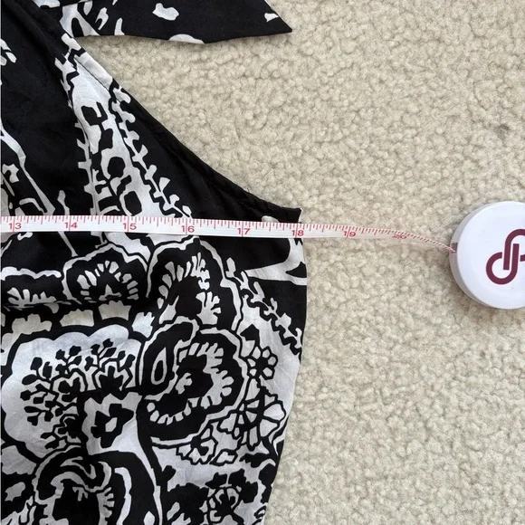 White House Black Market 100% silk black floral paisley top w/ tie neck, sz M - Picture 3 of 7